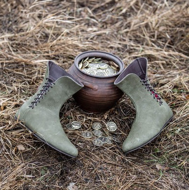 Sepatu Kulit Abad Pertengahan  - Medieval Men'S Accessories ulasan dan harga